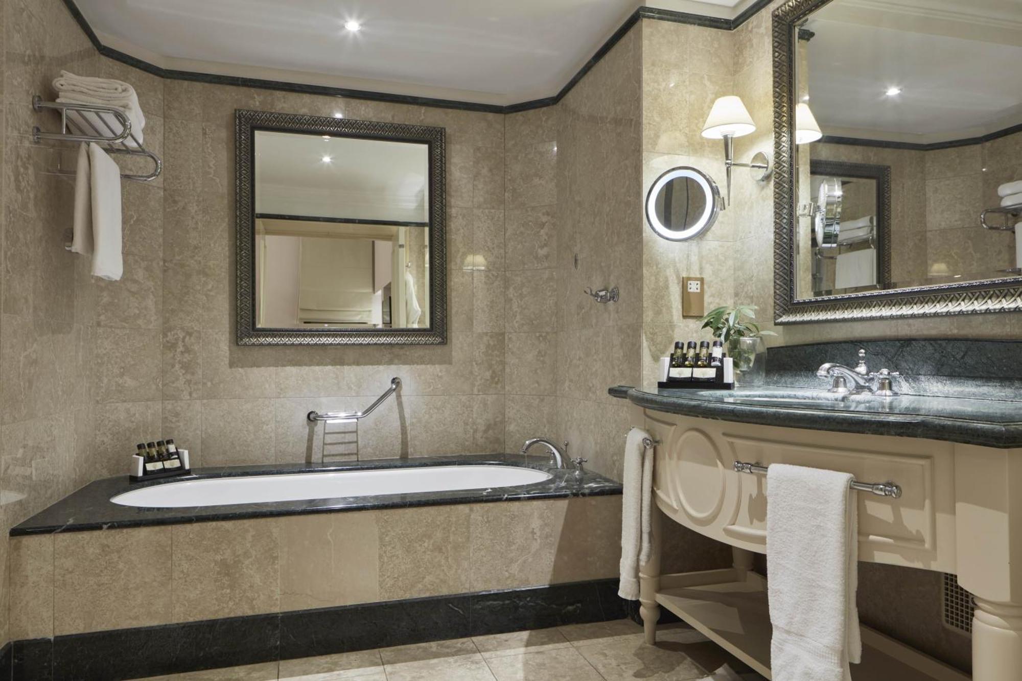 Deluxe Doppelzimmer Swim-Up, Golf- und Meerblick