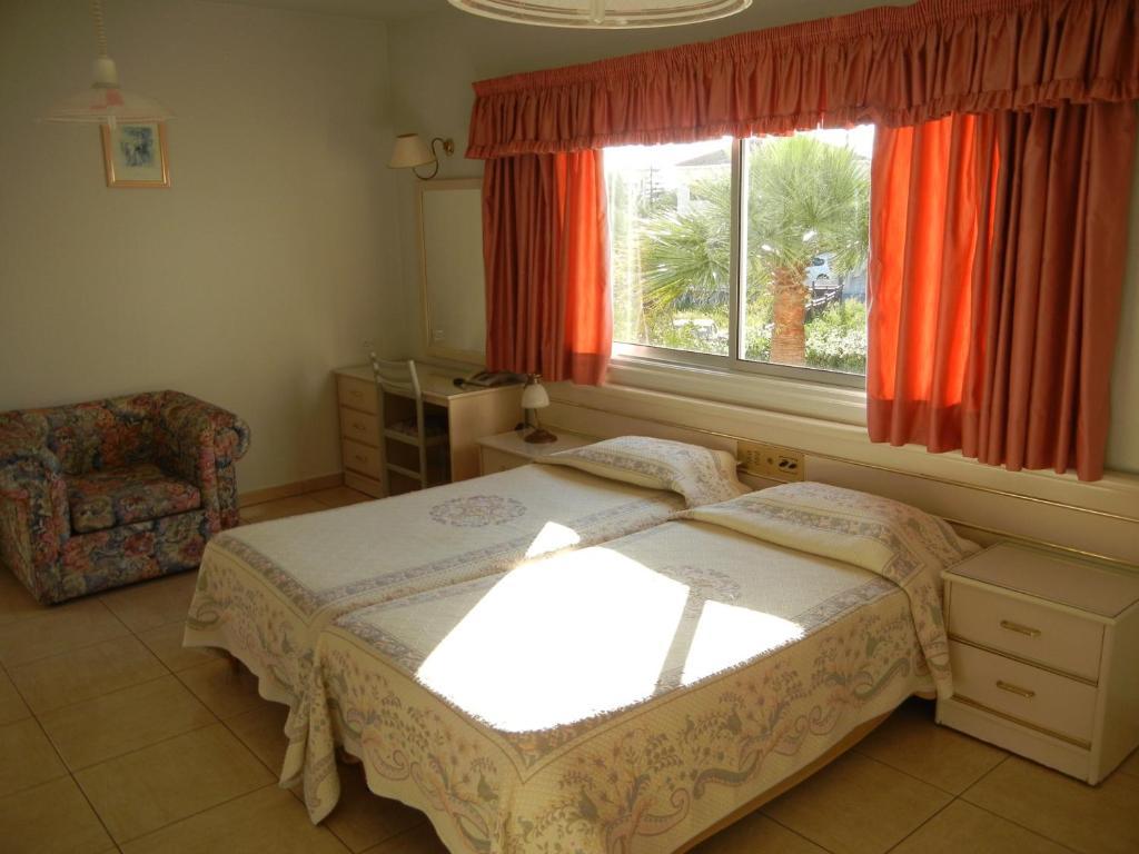 Family Studio (2 Adults + 1 Child)