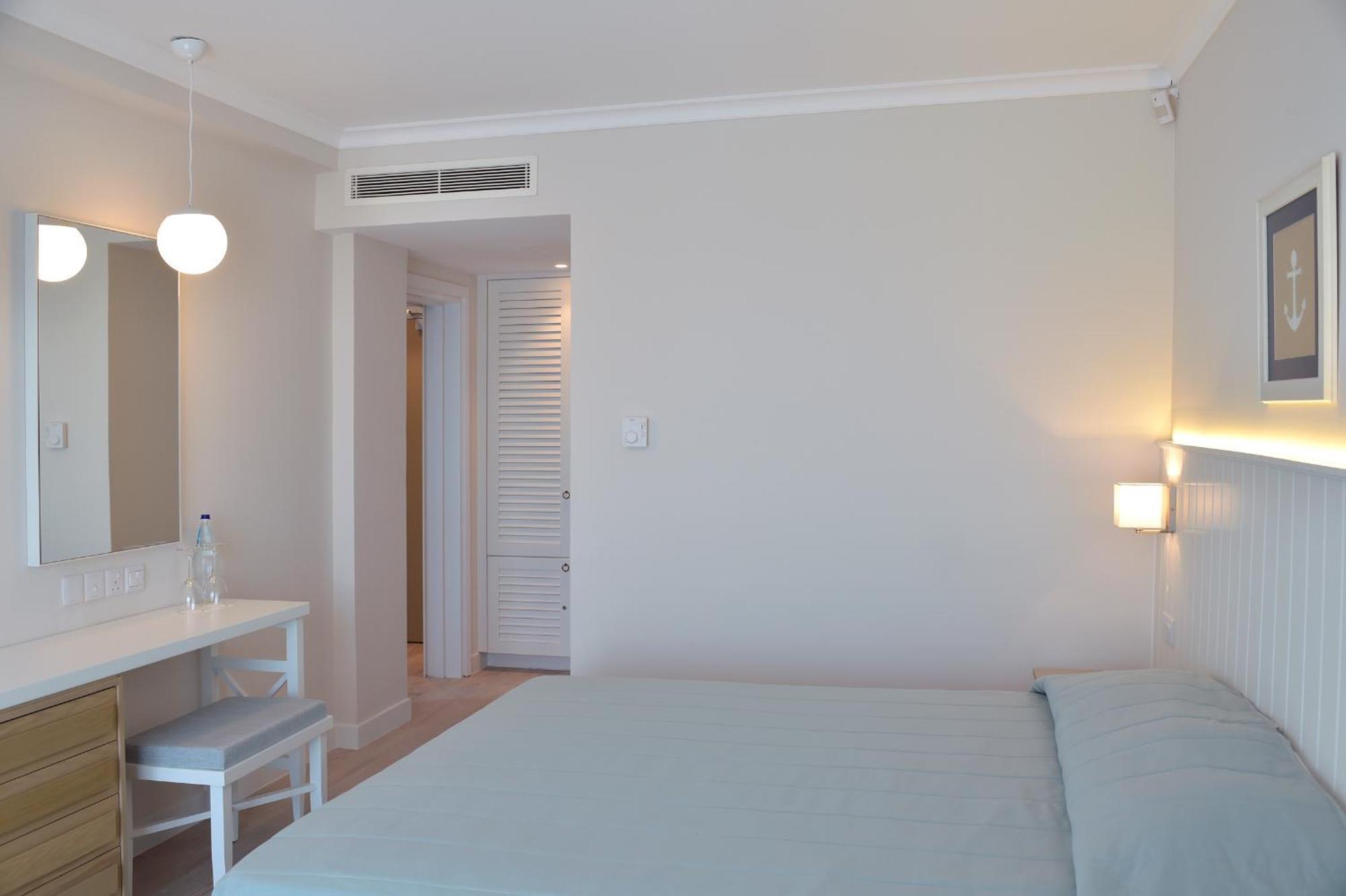 One-Bedroom Suite with Sea View