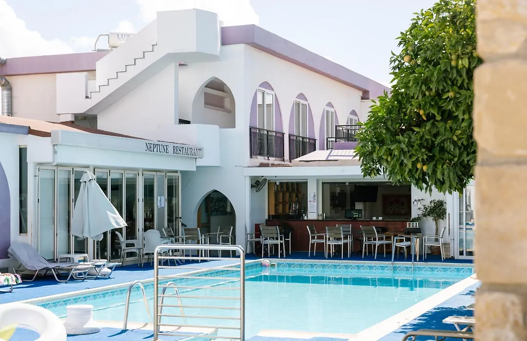 Neptune Hotel Apartments Paphos-1